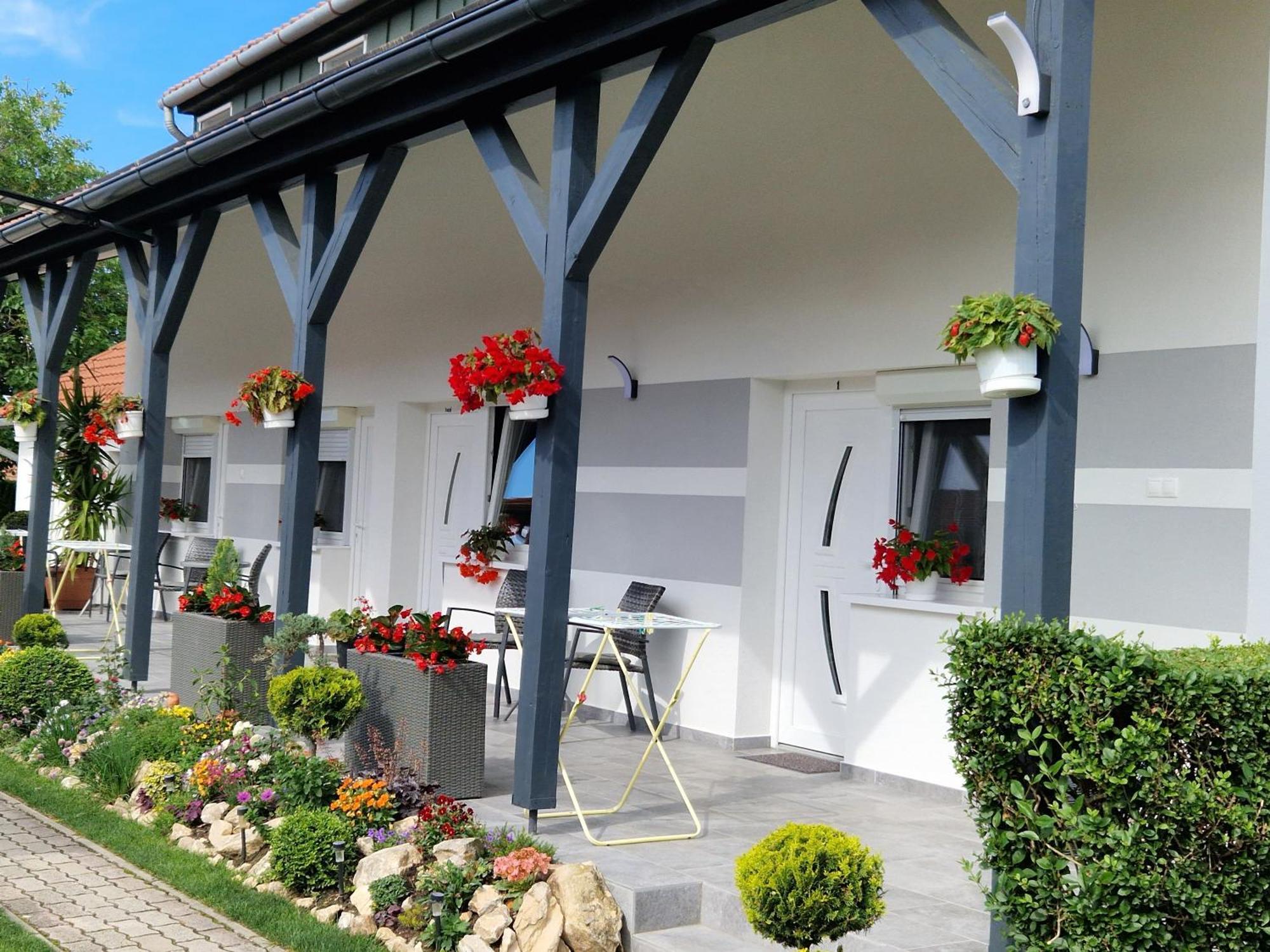 Hajnalka Vendeghaz Hotel Bük Buitenkant foto