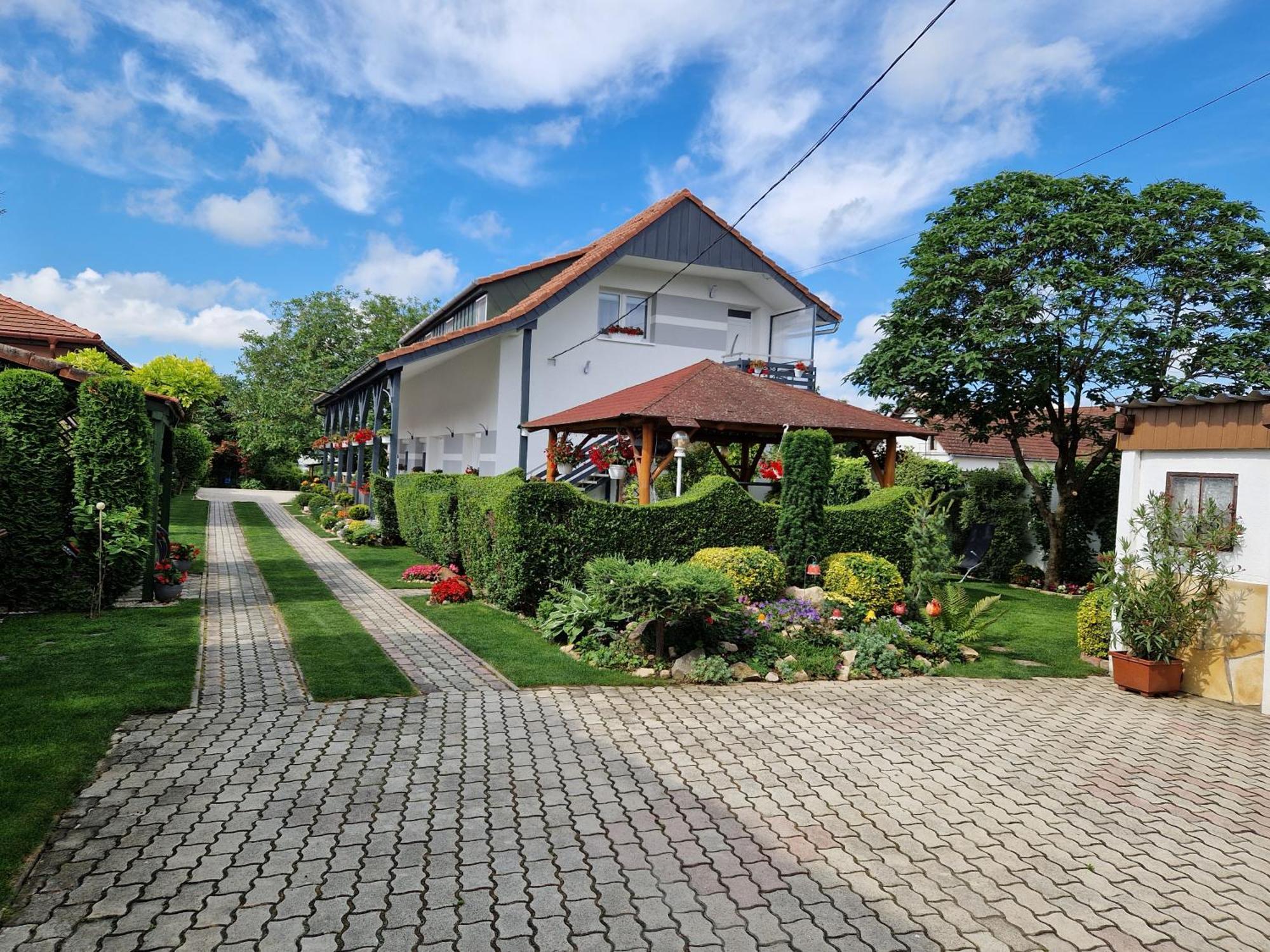 Hajnalka Vendeghaz Hotel Bük Buitenkant foto